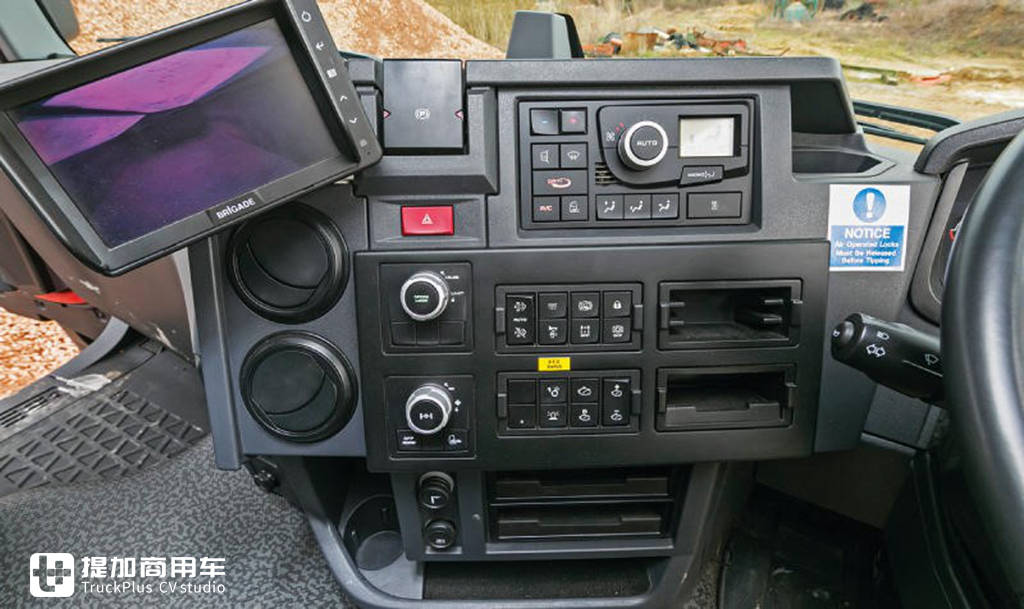 带您见识下工地的雷诺C系8X4自卸车,车辆配置确实高端,只能装22吨货有点浪费 - 第10张 - 提加商用车网 带您见识下工地的雷诺C系8X4自卸车,车辆配置确实高端,只能装22吨货有点浪费 - 第10张