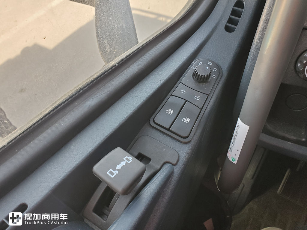 非常少见的豪沃T7前四后八自卸车实拍,车主说50多万买的,都有啥配置? - 第9张 - 提加商用车网 非常少见的豪沃T7前四后八自卸车实拍,车主说50多万买的,都有啥配置? - 第9张