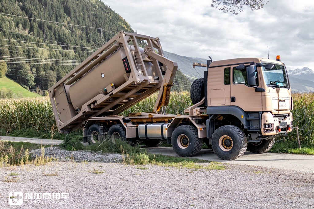 8X8全驱,全身多处特殊改装,带您见识一款德国MAN打造的战地卡车 - 第2张 - 提加商用车网 8X8全驱,全身多处特殊改装,带您见识一款德国MAN打造的战地卡车 - 第2张