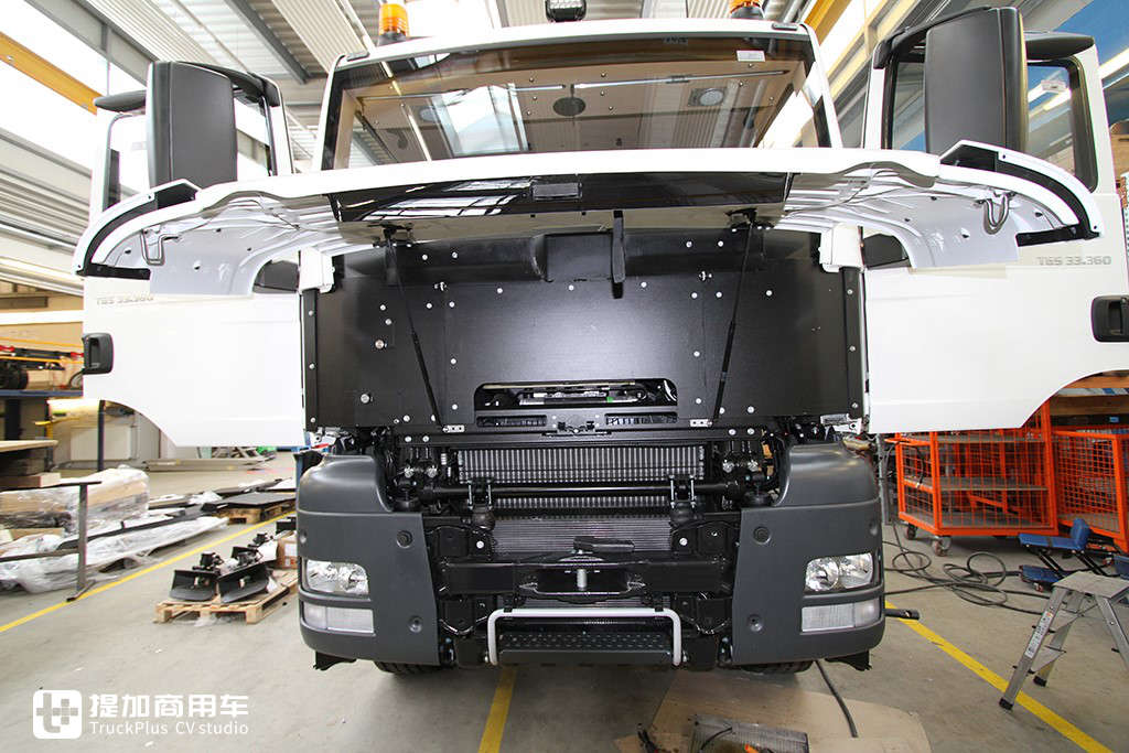 8X8全驱,全身多处特殊改装,带您见识一款德国MAN打造的战地卡车 - 第8张 - 提加商用车网 8X8全驱,全身多处特殊改装,带您见识一款德国MAN打造的战地卡车 - 第8张