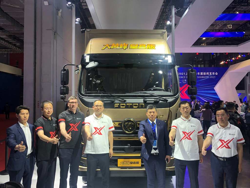 至尊 “龙椅”亮相上海  奥铃大黄蜂皇宫版全球发布 - 第2张 - 提加商用车网 至尊 “龙椅”亮相上海  奥铃大黄蜂皇宫版全球发布 - 第2张