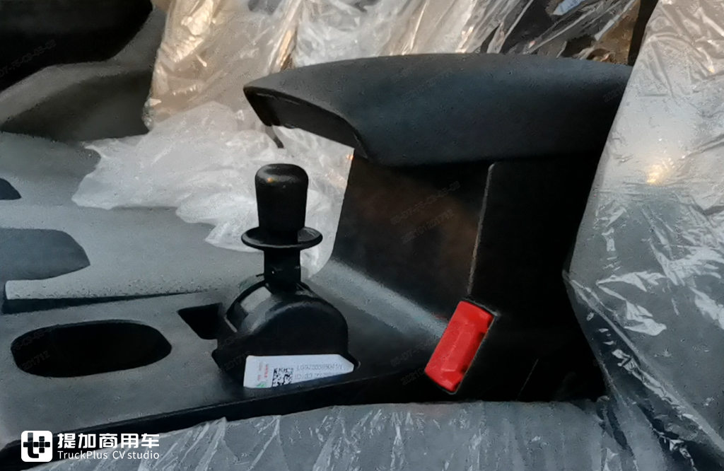 重汽豪沃最新上市的智相轿卡实拍,配自动雨刷和大灯,这内饰真豪华舒适 - 第24张 - 提加商用车网 重汽豪沃最新上市的智相轿卡实拍,配自动雨刷和大灯,这内饰真豪华舒适 - 第24张