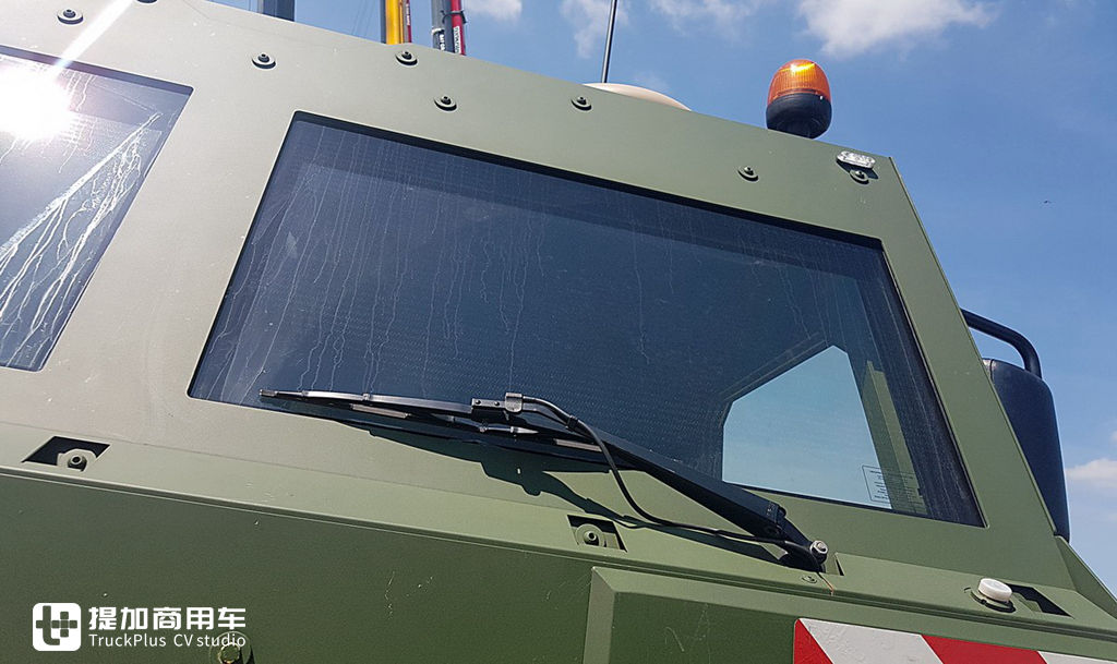 利勃海尔向公众展出G-BKF装甲救援起重机,再带您好好看看这款战地“机甲怪兽” - 第4张 - 提加商用车网 利勃海尔向公众展出G-BKF装甲救援起重机,再带您好好看看这款战地“机甲怪兽” - 第4张