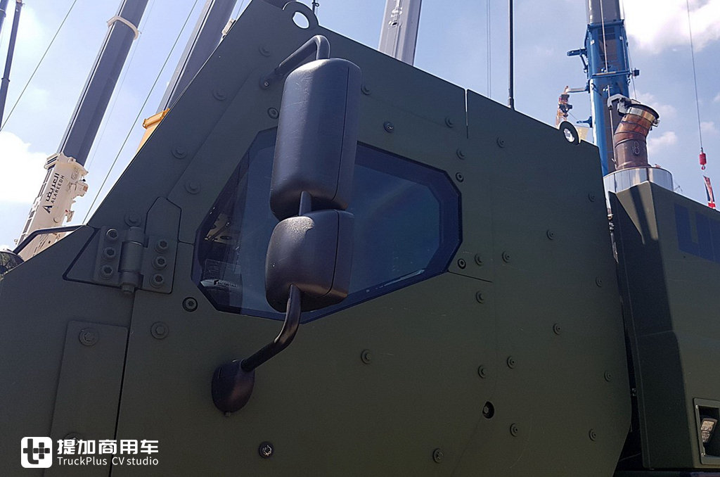 利勃海尔向公众展出G-BKF装甲救援起重机,再带您好好看看这款战地“机甲怪兽” - 第8张 - 提加商用车网 利勃海尔向公众展出G-BKF装甲救援起重机,再带您好好看看这款战地“机甲怪兽” - 第8张