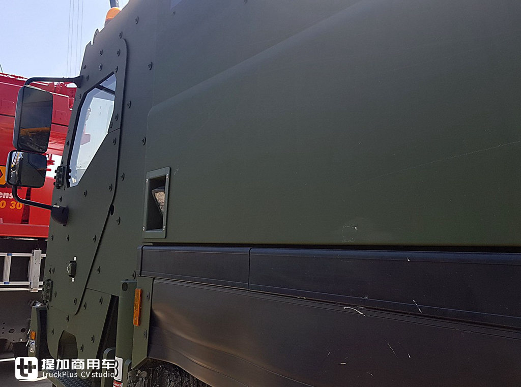 利勃海尔向公众展出G-BKF装甲救援起重机,再带您好好看看这款战地“机甲怪兽” - 第9张 - 提加商用车网 利勃海尔向公众展出G-BKF装甲救援起重机,再带您好好看看这款战地“机甲怪兽” - 第9张