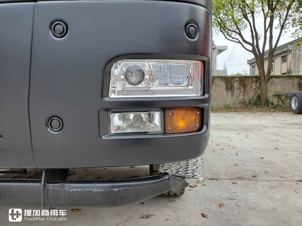 重汽产的准大件运输牵引车,这款汕德卡除了能重载,车辆舒适性也不错 - 第3张 - 提加商用车网 重汽产的准大件运输牵引车,这款汕德卡除了能重载,车辆舒适性也不错 - 第3张