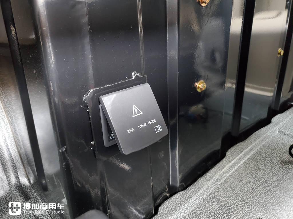 重汽产的准大件运输牵引车,这款汕德卡除了能重载,车辆舒适性也不错 - 第13张 - 提加商用车网 重汽产的准大件运输牵引车,这款汕德卡除了能重载,车辆舒适性也不错 - 第13张