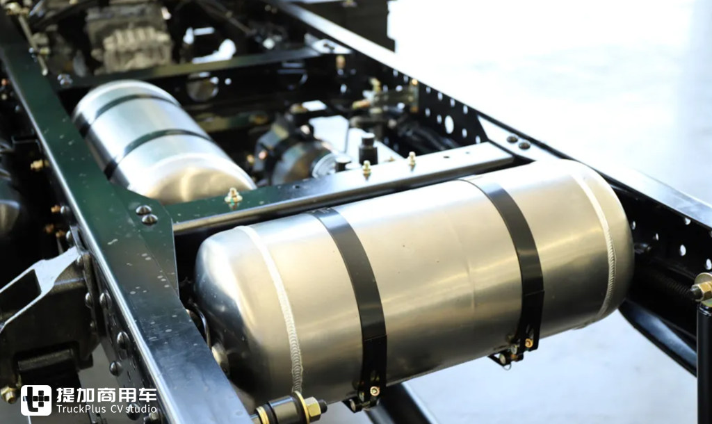 陕汽自己打造的合规蓝牌轻卡，全新轩德翼9，这外观内饰真不错 - 第13张