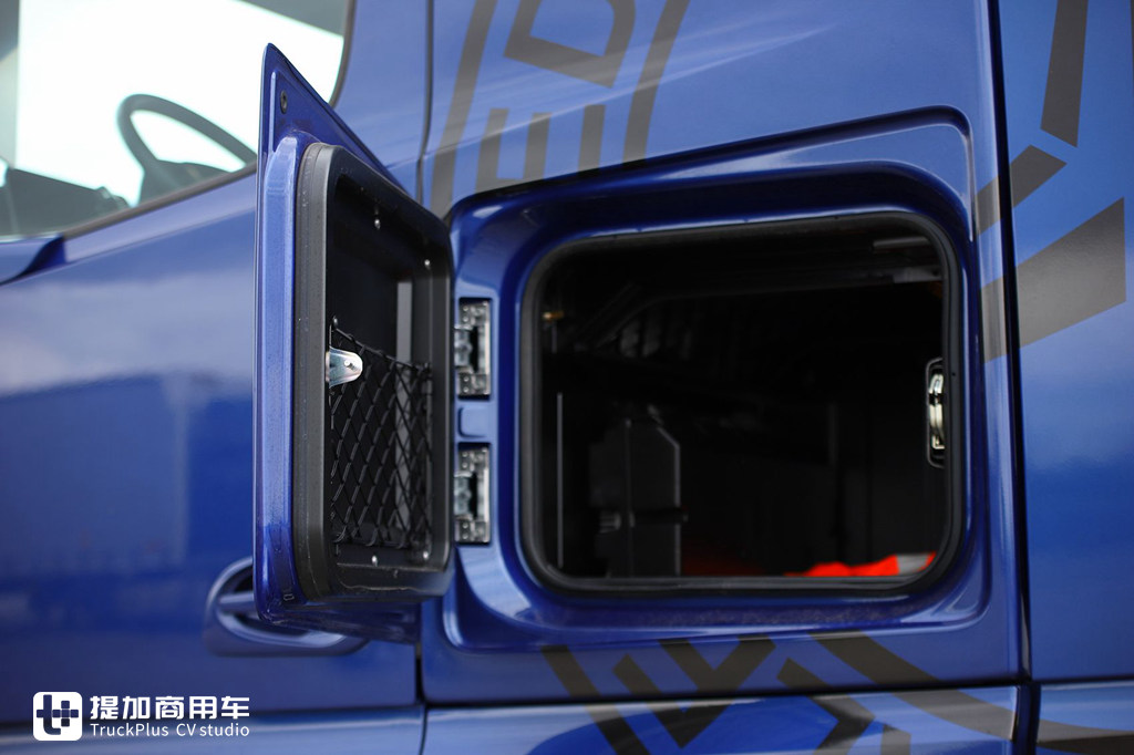 BIGTruck评测7大欧卡旗舰车型驾驶室舒适性,先带您看看斯、沃、奔、曼谁最强! - 第6张 - 提加商用车网 BIGTruck评测7大欧卡旗舰车型驾驶室舒适性,先带您看看斯、沃、奔、曼谁最强! - 第6张