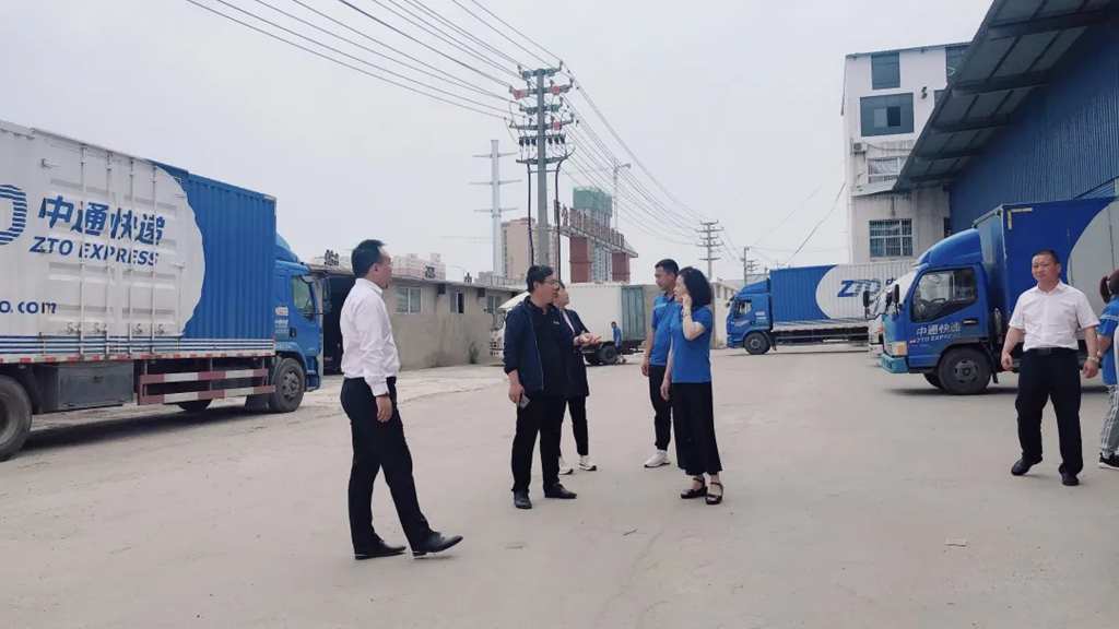 首批10辆东风多利卡D12交付中通快递 - 第6张