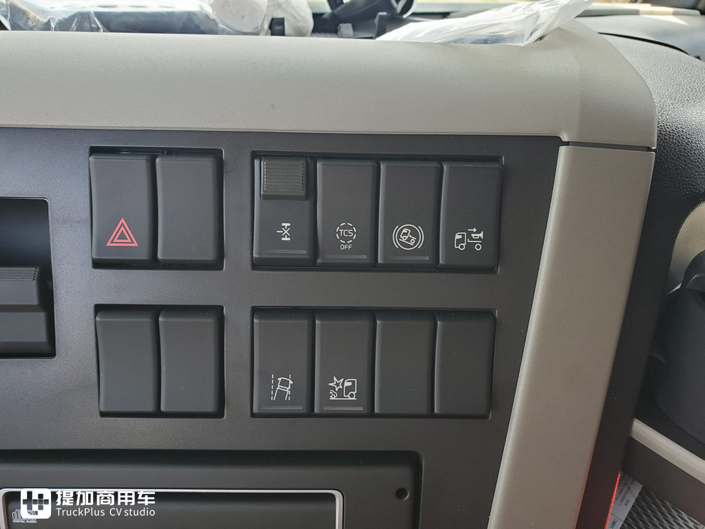 新一代沃尔沃FM上市了,老款还香吗?实拍一辆正上牌的国六车型再带你好好看看 - 第13张 - 提加商用车网 新一代沃尔沃FM上市了,老款还香吗?实拍一辆正上牌的国六车型再带你好好看看 - 第13张
