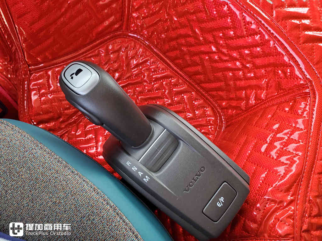 新一代沃尔沃FM上市了,老款还香吗?实拍一辆正上牌的国六车型再带你好好看看 - 第15张 - 提加商用车网 新一代沃尔沃FM上市了,老款还香吗?实拍一辆正上牌的国六车型再带你好好看看 - 第15张