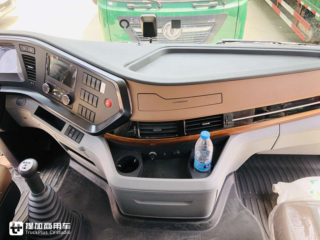 经典“紫罗兰”涂装,2021款东风天龙KX牵引车实拍,车主说要用它再跑青藏线 - 第11张 - 提加商用车网 经典“紫罗兰”涂装,2021款东风天龙KX牵引车实拍,车主说要用它再跑青藏线 - 第11张