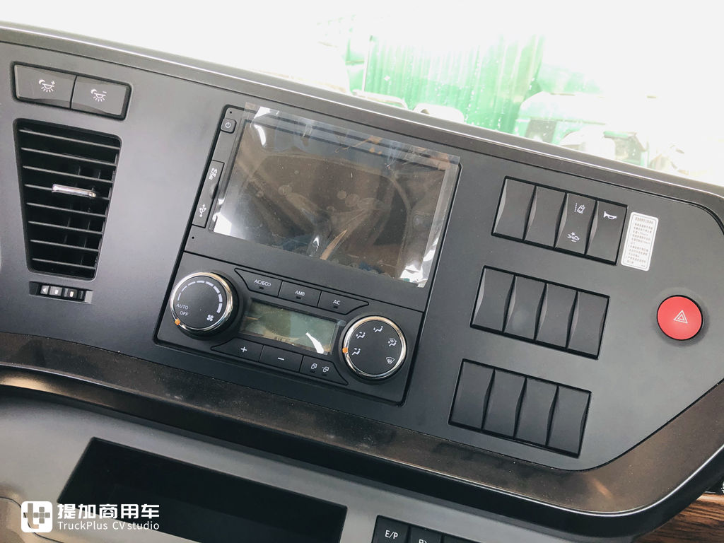 经典“紫罗兰”涂装,2021款东风天龙KX牵引车实拍,车主说要用它再跑青藏线 - 第12张 - 提加商用车网 经典“紫罗兰”涂装,2021款东风天龙KX牵引车实拍,车主说要用它再跑青藏线 - 第12张