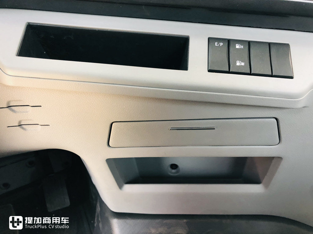 经典“紫罗兰”涂装,2021款东风天龙KX牵引车实拍,车主说要用它再跑青藏线 - 第13张 - 提加商用车网 经典“紫罗兰”涂装,2021款东风天龙KX牵引车实拍,车主说要用它再跑青藏线 - 第13张