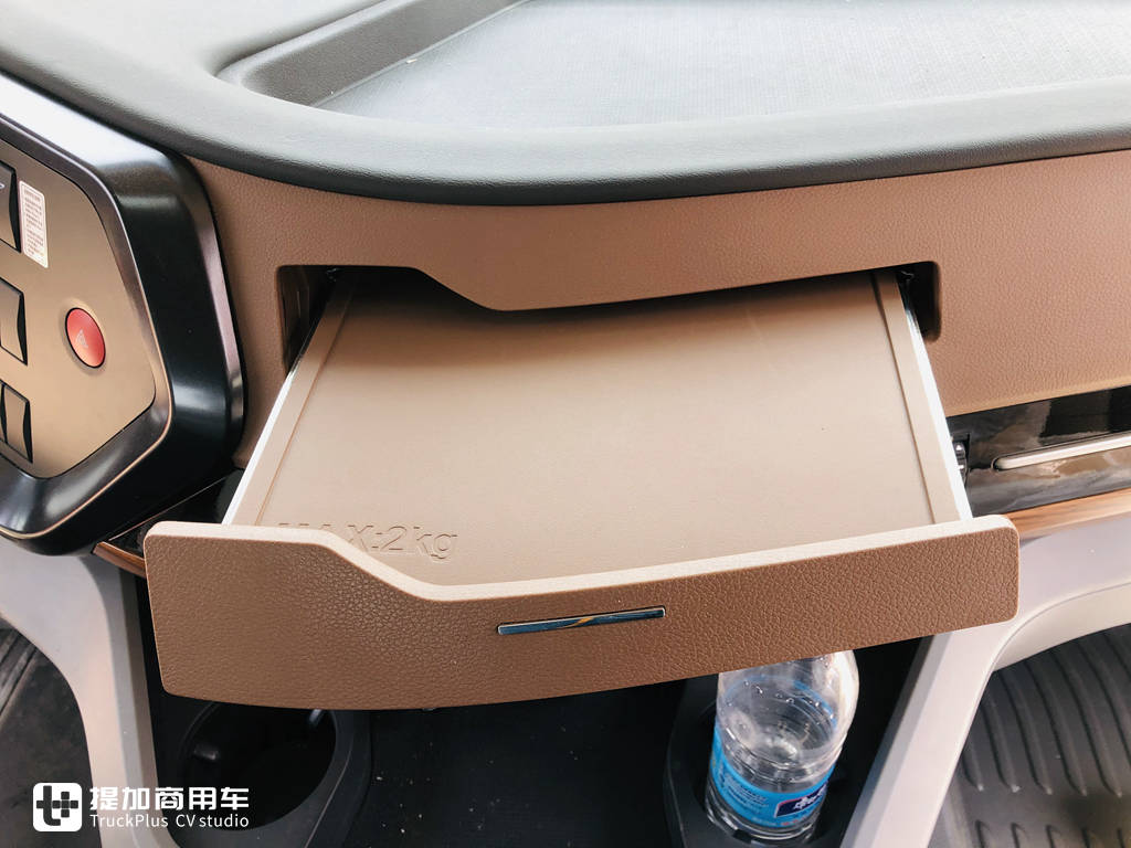 经典“紫罗兰”涂装,2021款东风天龙KX牵引车实拍,车主说要用它再跑青藏线 - 第14张 - 提加商用车网 经典“紫罗兰”涂装,2021款东风天龙KX牵引车实拍,车主说要用它再跑青藏线 - 第14张