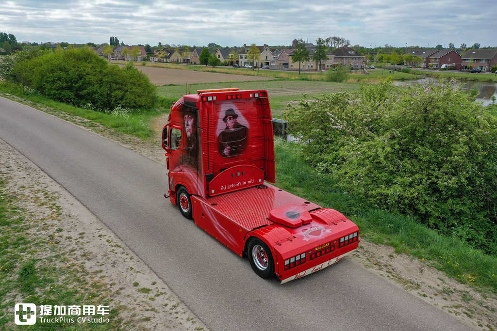 音乐与卡车的完美融合,荷兰老司机爆改沃尔沃FH,只为致敬自己喜爱的歌手 - 第4张 - 提加商用车网 音乐与卡车的完美融合,荷兰老司机爆改沃尔沃FH,只为致敬自己喜爱的歌手 - 第4张