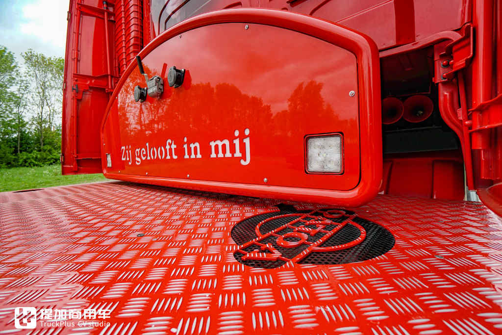 音乐与卡车的完美融合,荷兰老司机爆改沃尔沃FH,只为致敬自己喜爱的歌手 - 第7张 - 提加商用车网 音乐与卡车的完美融合,荷兰老司机爆改沃尔沃FH,只为致敬自己喜爱的歌手 - 第7张