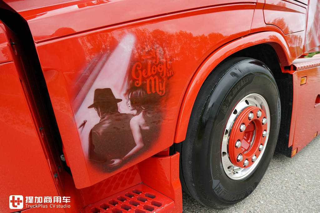 音乐与卡车的完美融合,荷兰老司机爆改沃尔沃FH,只为致敬自己喜爱的歌手 - 第9张 - 提加商用车网 音乐与卡车的完美融合,荷兰老司机爆改沃尔沃FH,只为致敬自己喜爱的歌手 - 第9张