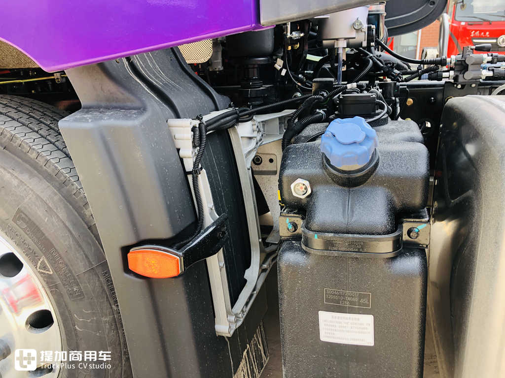 经典“紫罗兰”涂装,2021款东风天龙KX牵引车实拍,车主说要用它再跑青藏线 - 第26张 - 提加商用车网 经典“紫罗兰”涂装,2021款东风天龙KX牵引车实拍,车主说要用它再跑青藏线 - 第26张