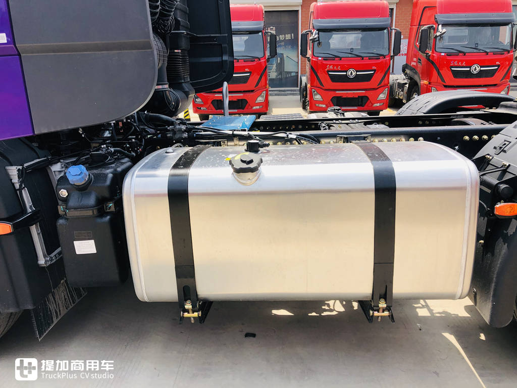 经典“紫罗兰”涂装,2021款东风天龙KX牵引车实拍,车主说要用它再跑青藏线 - 第27张 - 提加商用车网 经典“紫罗兰”涂装,2021款东风天龙KX牵引车实拍,车主说要用它再跑青藏线 - 第27张