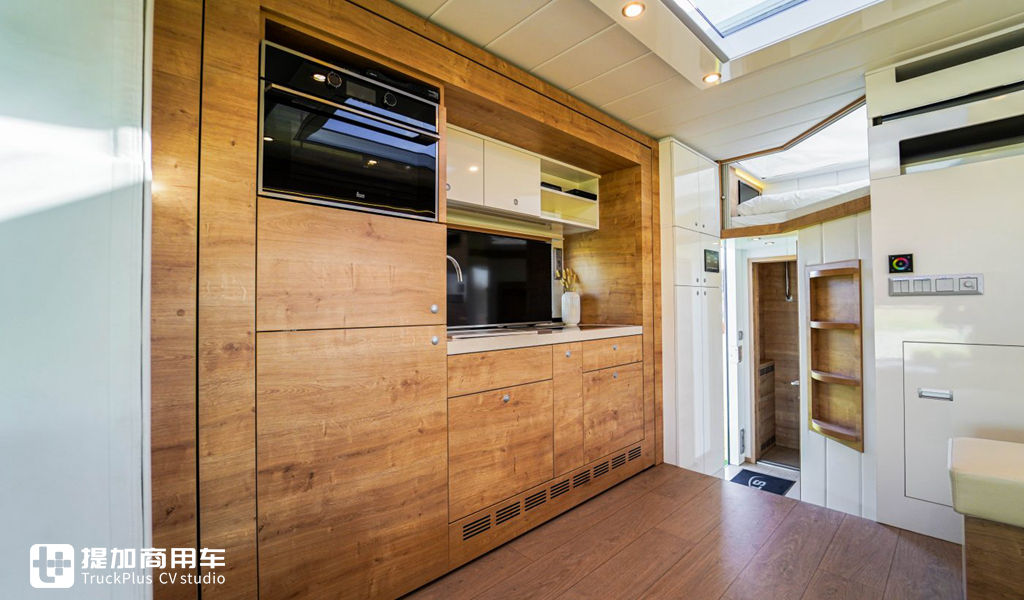 属于“人”和“马”的豪华房车,带您见识一辆奔驰Antos底盘打造的豪华运马车 - 第19张 - 提加商用车网 属于“人”和“马”的豪华房车,带您见识一辆奔驰Antos底盘打造的豪华运马车 - 第19张