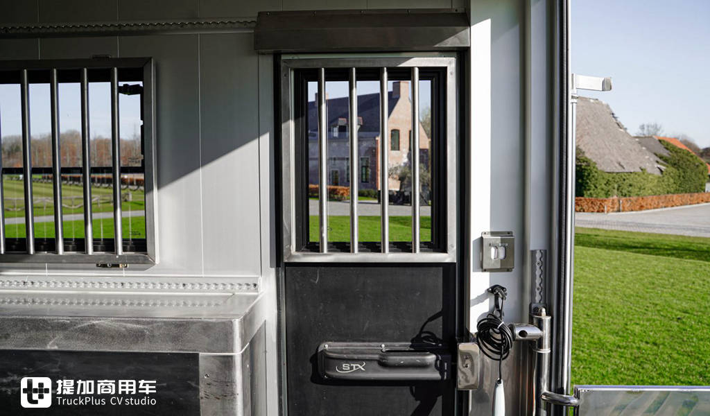 属于“人”和“马”的豪华房车,带您见识一辆奔驰Antos底盘打造的豪华运马车 - 第35张 - 提加商用车网 属于“人”和“马”的豪华房车,带您见识一辆奔驰Antos底盘打造的豪华运马车 - 第35张