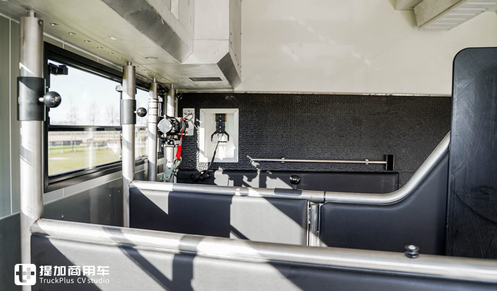 属于“人”和“马”的豪华房车,带您见识一辆奔驰Antos底盘打造的豪华运马车 - 第32张 - 提加商用车网 属于“人”和“马”的豪华房车,带您见识一辆奔驰Antos底盘打造的豪华运马车 - 第32张