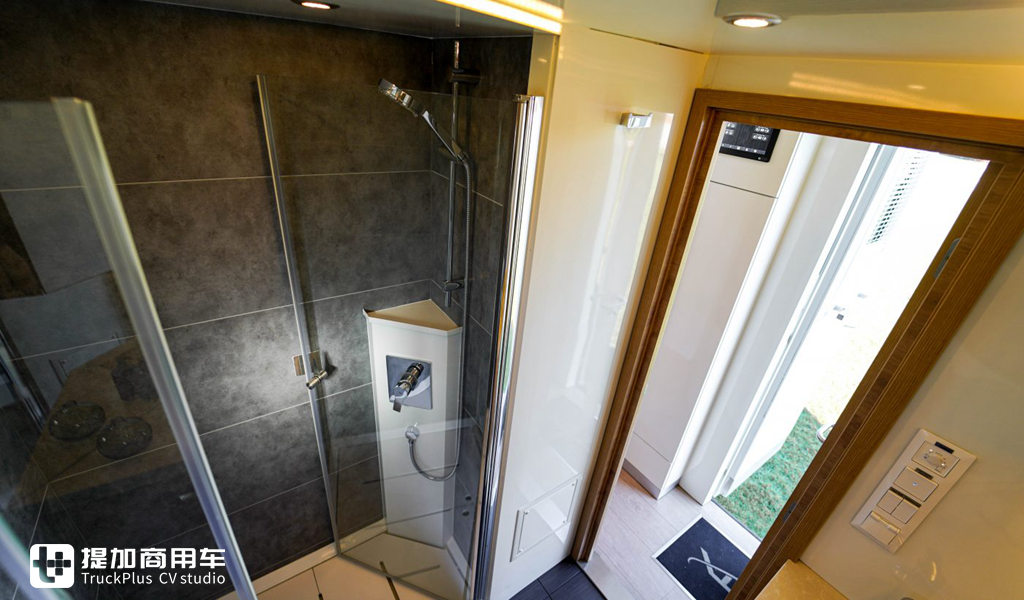 属于“人”和“马”的豪华房车,带您见识一辆奔驰Antos底盘打造的豪华运马车 - 第29张 - 提加商用车网 属于“人”和“马”的豪华房车,带您见识一辆奔驰Antos底盘打造的豪华运马车 - 第29张