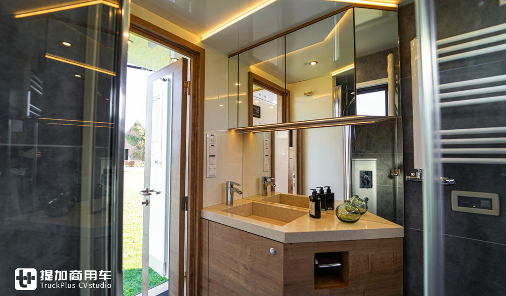 属于“人”和“马”的豪华房车,带您见识一辆奔驰Antos底盘打造的豪华运马车 - 第30张 - 提加商用车网 属于“人”和“马”的豪华房车,带您见识一辆奔驰Antos底盘打造的豪华运马车 - 第30张