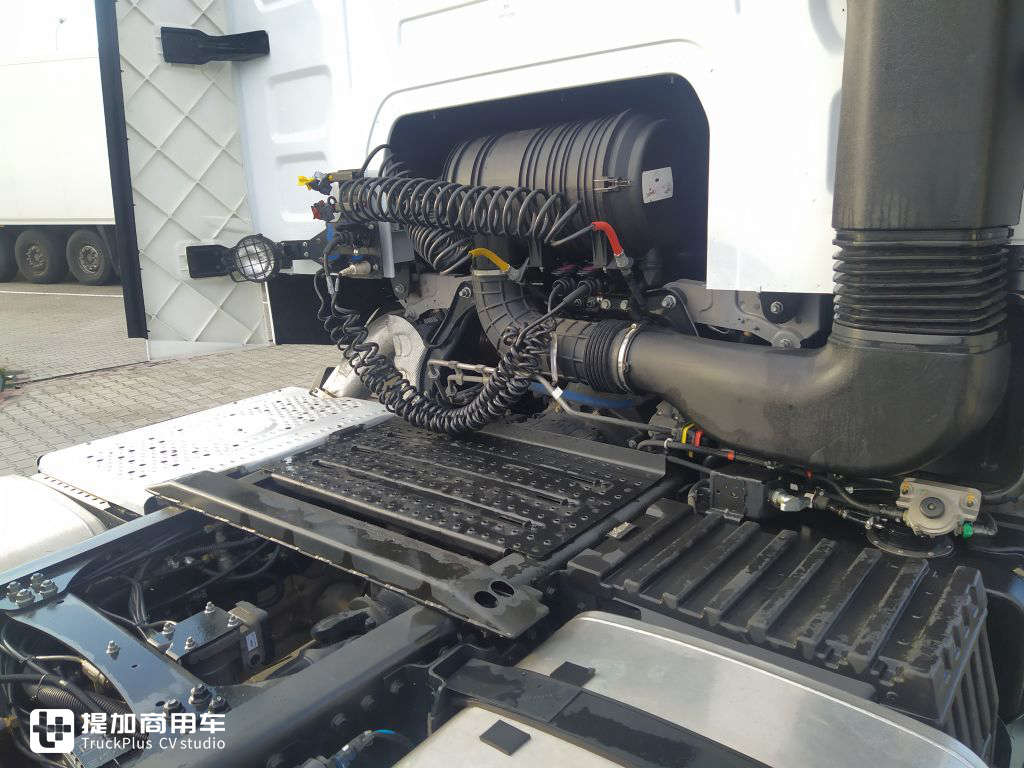 波兰媒体评测福特F-MAX牵引车,带你看看欧洲卡车第八强的真正实力 - 第3张 - 提加商用车网 波兰媒体评测福特F-MAX牵引车,带你看看欧洲卡车第八强的真正实力 - 第3张