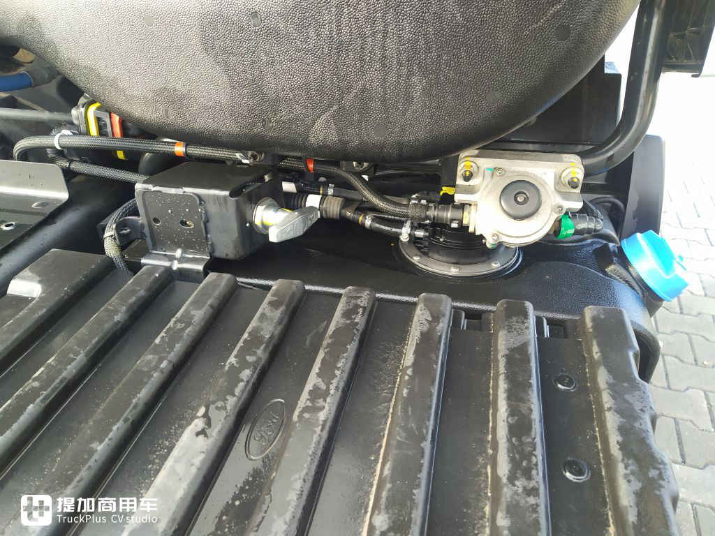 波兰媒体评测福特F-MAX牵引车,带你看看欧洲卡车第八强的真正实力 - 第4张 - 提加商用车网 波兰媒体评测福特F-MAX牵引车,带你看看欧洲卡车第八强的真正实力 - 第4张