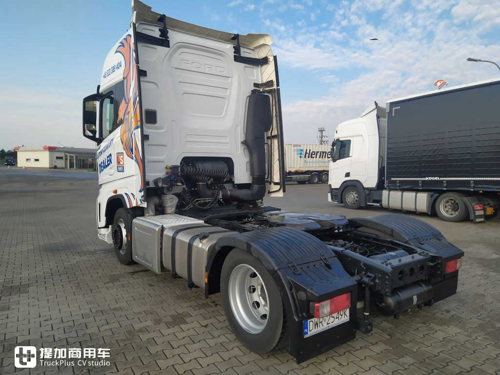 波兰媒体评测福特F-MAX牵引车,带你看看欧洲卡车第八强的真正实力 - 第5张 - 提加商用车网 波兰媒体评测福特F-MAX牵引车,带你看看欧洲卡车第八强的真正实力 - 第5张