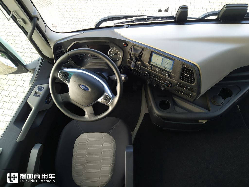 波兰媒体评测福特F-MAX牵引车,带你看看欧洲卡车第八强的真正实力 - 第7张 - 提加商用车网 波兰媒体评测福特F-MAX牵引车,带你看看欧洲卡车第八强的真正实力 - 第7张