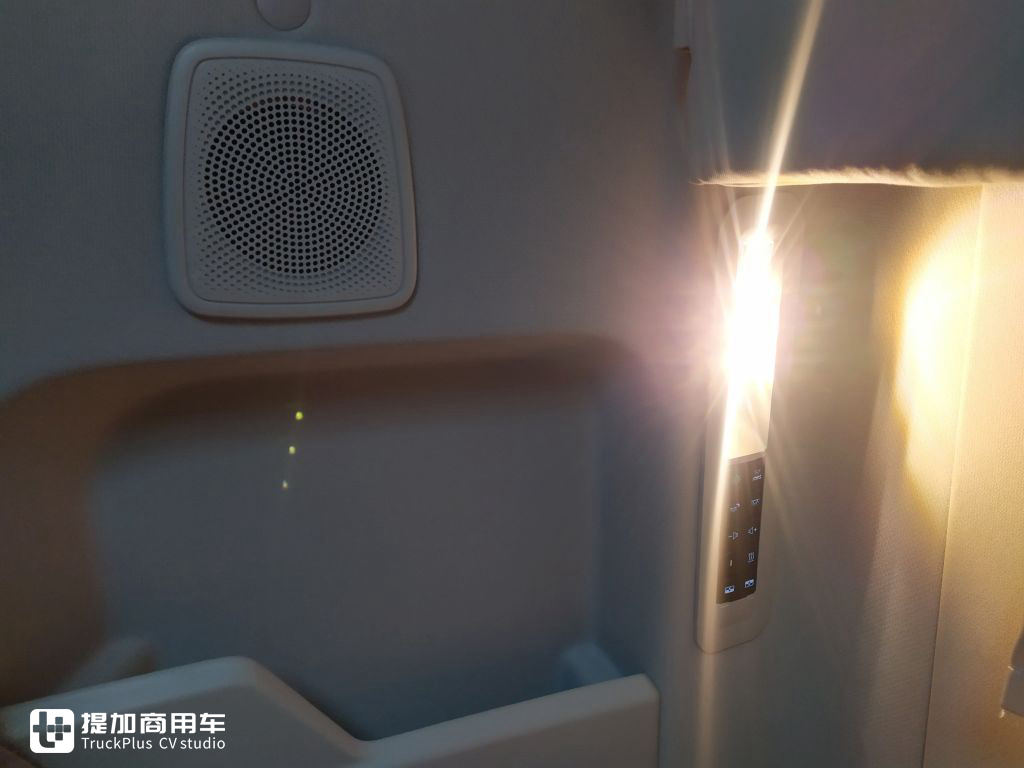 波兰媒体评测福特F-MAX牵引车,带你看看欧洲卡车第八强的真正实力 - 第12张 - 提加商用车网 波兰媒体评测福特F-MAX牵引车,带你看看欧洲卡车第八强的真正实力 - 第12张