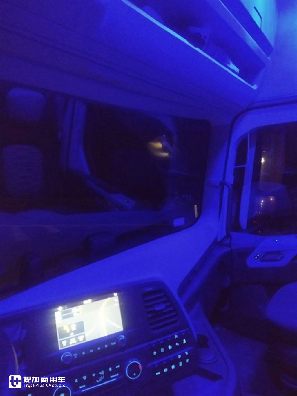 波兰媒体评测福特F-MAX牵引车,带你看看欧洲卡车第八强的真正实力 - 第18张 - 提加商用车网 波兰媒体评测福特F-MAX牵引车,带你看看欧洲卡车第八强的真正实力 - 第18张