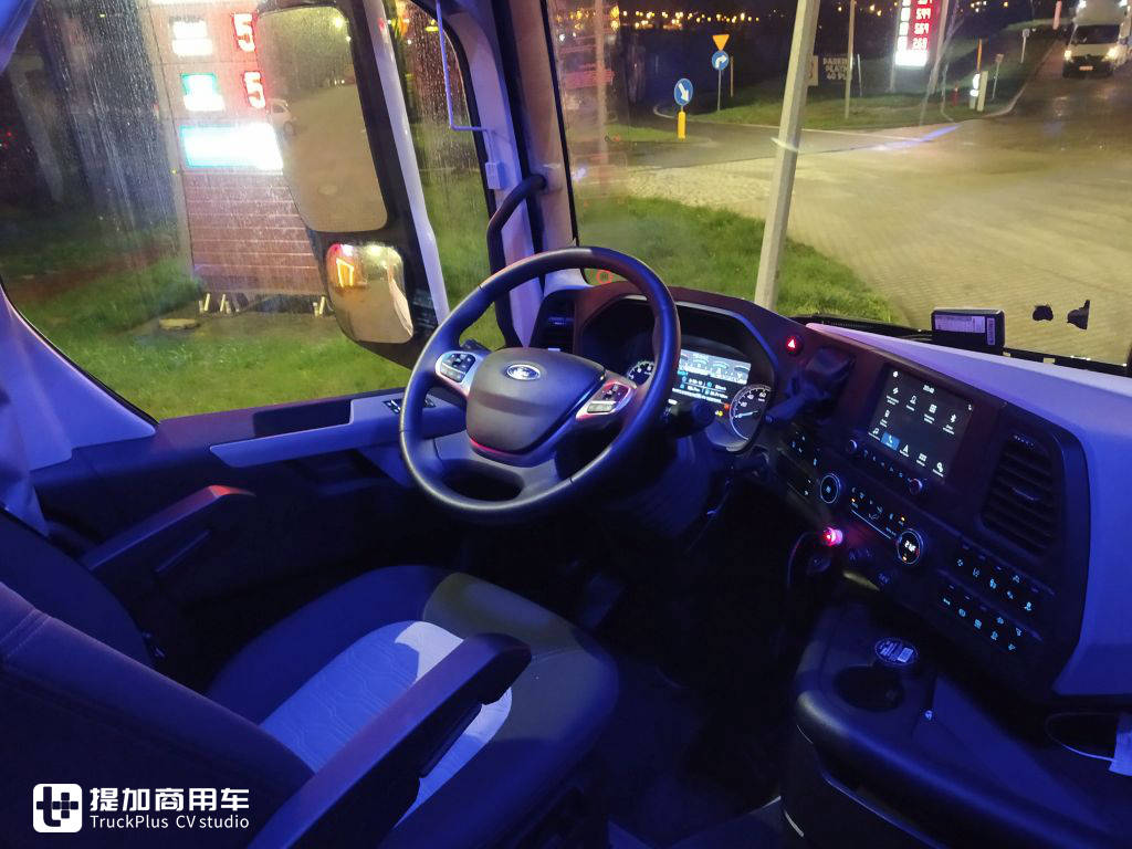 波兰媒体评测福特F-MAX牵引车,带你看看欧洲卡车第八强的真正实力 - 第17张 - 提加商用车网 波兰媒体评测福特F-MAX牵引车,带你看看欧洲卡车第八强的真正实力 - 第17张