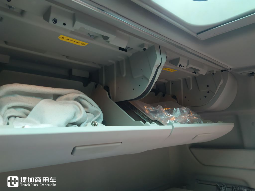 波兰媒体评测福特F-MAX牵引车,带你看看欧洲卡车第八强的真正实力 - 第15张 - 提加商用车网 波兰媒体评测福特F-MAX牵引车,带你看看欧洲卡车第八强的真正实力 - 第15张