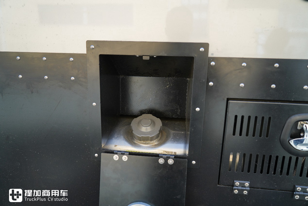 外观和曼一样霸气,带您见识一辆豪沃TX底盘打造的越野房车 - 第12张 - 提加商用车网 外观和曼一样霸气,带您见识一辆豪沃TX底盘打造的越野房车 - 第12张