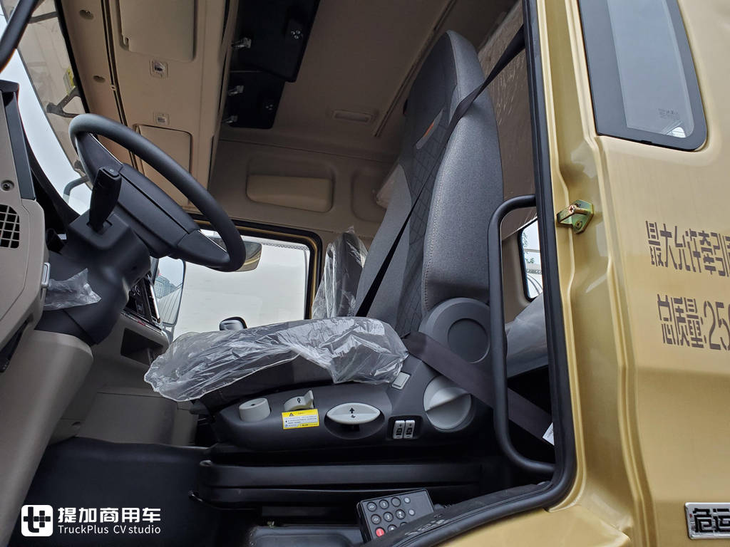 400马力潍柴,内饰升级的真实用,陕汽德龙M3000S危运之星国六牵引车实拍 - 第18张 - 提加商用车网 400马力潍柴,内饰升级的真实用,陕汽德龙M3000S危运之星国六牵引车实拍 - 第18张
