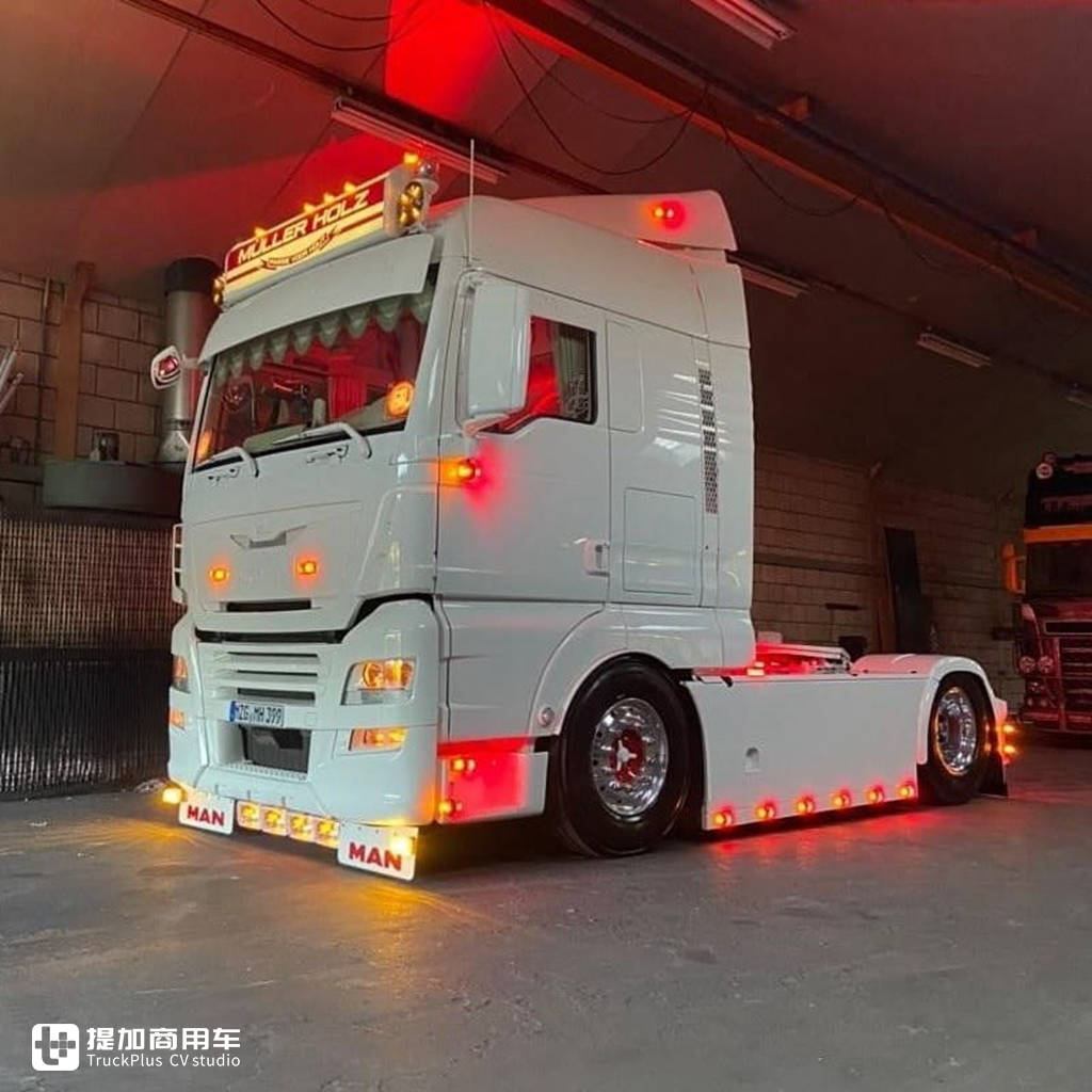 奶油色涂装,夜店风内饰?小伙魔改曼恩TGX牵引车,成为公司明星 - 第6张 - 提加商用车网 奶油色涂装,夜店风内饰?小伙魔改曼恩TGX牵引车,成为公司明星 - 第6张