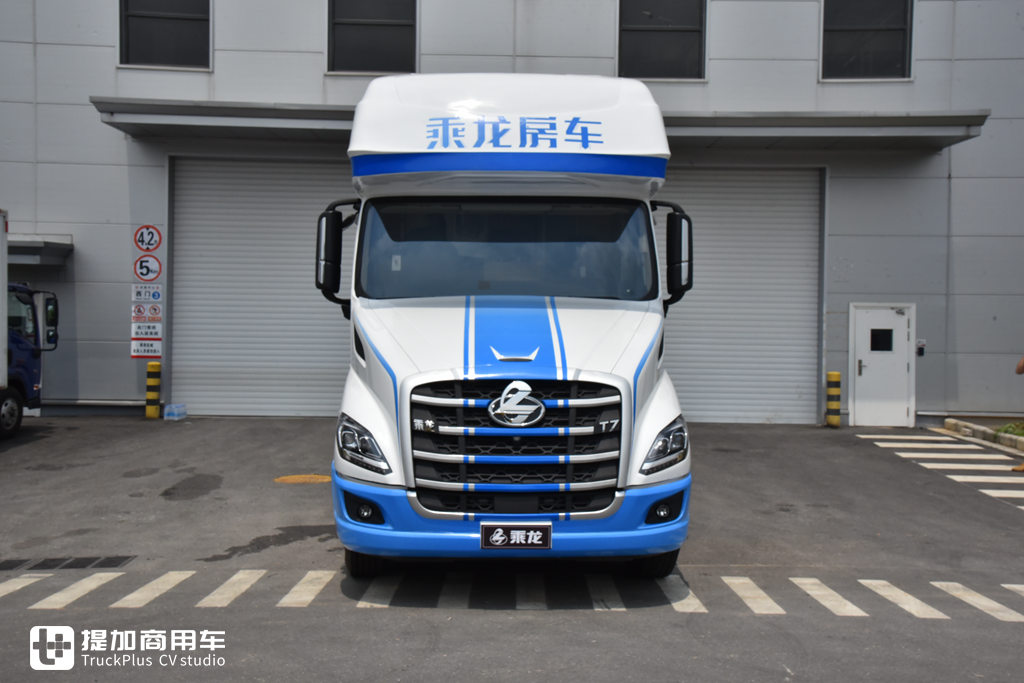 国内首款卧铺在车顶的卡车还有一系列房车化配置乘龙t7c生活舱牵引车