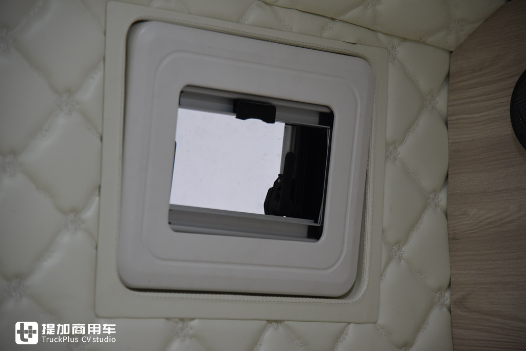 国内首款卧铺在车顶的卡车?还有一系列房车化配置,乘龙T7C生活舱牵引车实拍 - 第34张 - 提加商用车网 国内首款卧铺在车顶的卡车?还有一系列房车化配置,乘龙T7C生活舱牵引车实拍 - 第34张