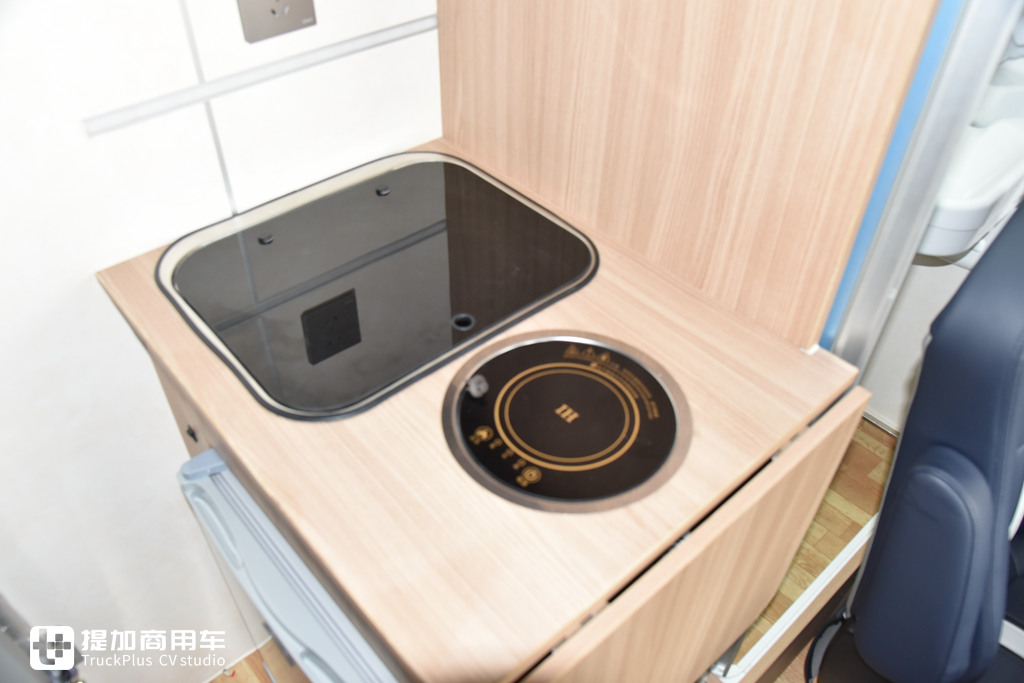国内首款卧铺在车顶的卡车?还有一系列房车化配置,乘龙T7C生活舱牵引车实拍 - 第22张 - 提加商用车网 国内首款卧铺在车顶的卡车?还有一系列房车化配置,乘龙T7C生活舱牵引车实拍 - 第22张