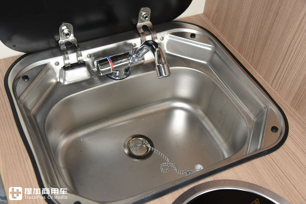 国内首款卧铺在车顶的卡车?还有一系列房车化配置,乘龙T7C生活舱牵引车实拍 - 第23张 - 提加商用车网 国内首款卧铺在车顶的卡车?还有一系列房车化配置,乘龙T7C生活舱牵引车实拍 - 第23张