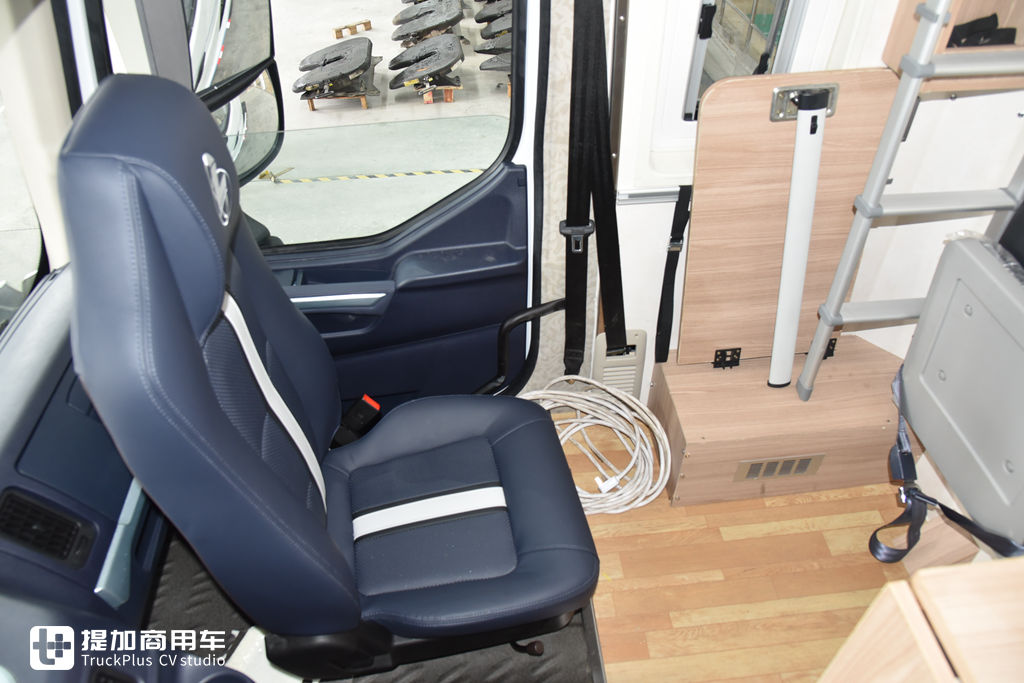 国内首款卧铺在车顶的卡车?还有一系列房车化配置,乘龙T7C生活舱牵引车实拍 - 第15张 - 提加商用车网 国内首款卧铺在车顶的卡车?还有一系列房车化配置,乘龙T7C生活舱牵引车实拍 - 第15张