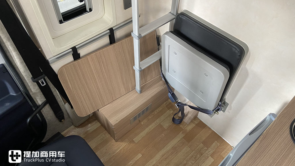 国内首款卧铺在车顶的卡车?还有一系列房车化配置,乘龙T7C生活舱牵引车实拍 - 第18张 - 提加商用车网 国内首款卧铺在车顶的卡车?还有一系列房车化配置,乘龙T7C生活舱牵引车实拍 - 第18张