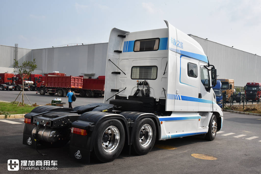 驾驶室加长75厘米,房车化配置的美式长头卡车来了,乘龙T7L智慧+房车实拍 - 第7张 - 提加商用车网 驾驶室加长75厘米,房车化配置的美式长头卡车来了,乘龙T7L智慧+房车实拍 - 第7张