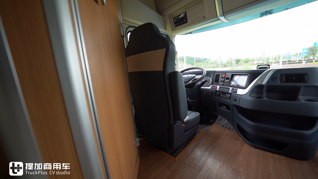 驾驶室加长75厘米,房车化配置的美式长头卡车来了,乘龙T7L智慧+房车实拍 - 第18张 - 提加商用车网 驾驶室加长75厘米,房车化配置的美式长头卡车来了,乘龙T7L智慧+房车实拍 - 第18张