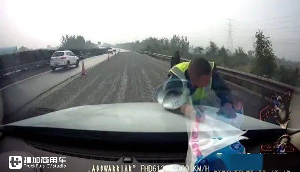 荷兰进口防撞模块,江铃凯运底盘,带您见识一款徐工打造的防撞缓冲车 - 第1张 - 提加商用车网 荷兰进口防撞模块,江铃凯运底盘,带您见识一款徐工打造的防撞缓冲车 - 第1张